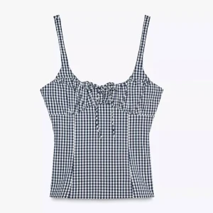 Rutig blå och vit linnetopp från Zara - Supersöt linnetopp från Zara i blått och vitt rutigt mönster. Toppen har smala axelband, snörning framtill och en figurnära passform. Perfekt till jeans eller kjol för en chill sommarlook. Materialet är mjuk bomull som känns skönt mot huden. Aldrig använd💓Pris kan diskuteras💗