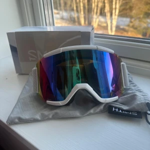 Smith skidglasögon  - Säljer ett par Smith skidglasögon som är oanvända, medföljer en extra lins!⛷️
