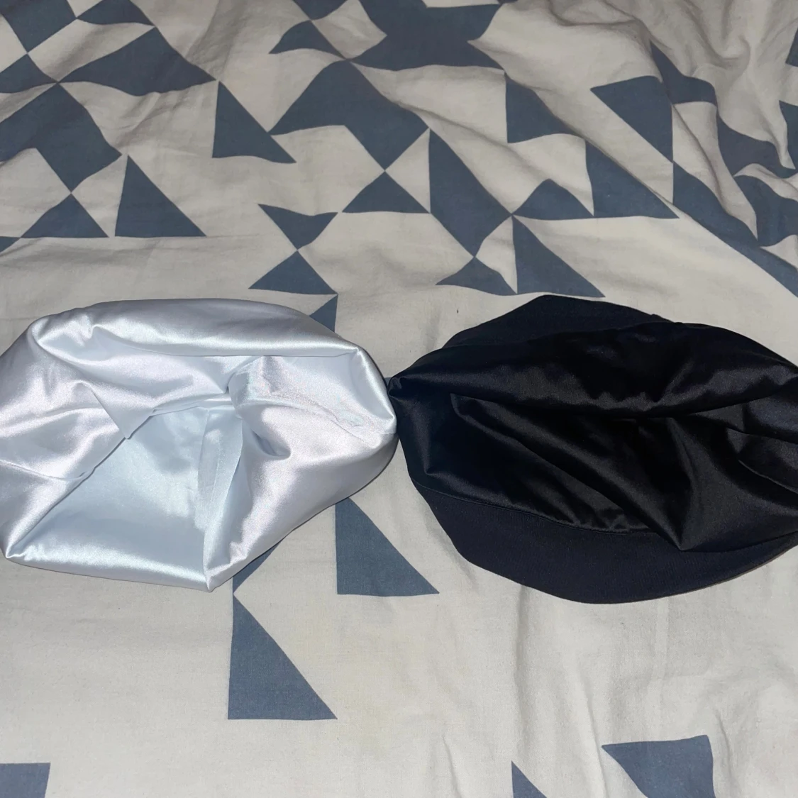 Satinmössa i svart och ljusgrå/vit 1 för 300kr - 2