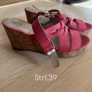 Röda kilklack sandaler strl 39 - Korallfärgade skor med korkliknande kilklack och öppen tå, perfekta för varma dagar. 