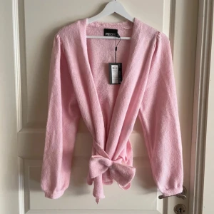 Rosa stickad kofta från Pieces - Superfin ljusrosa stickad kofta från Pieces. Storleken är L men passar mig som brukar ha s -xs i toppar. Lappen är inte kvar!