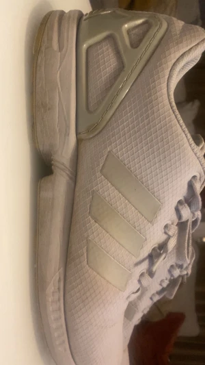 Adidas skor  - Säljer ett par stilrena gråa adidas sneakers som är i väldigt gott skick och eleganta pris kan diskuteras vid snabb affär