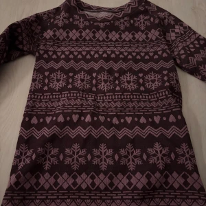 Mörklila mönstrad tröja M/L - Flis tröja
