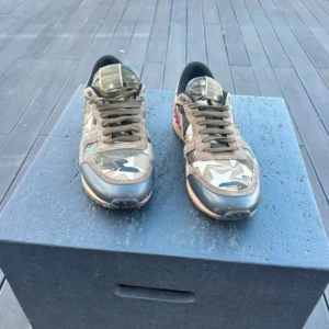 Valentino Rockrunners - Hej, säljer nu mina extremt fina och eftertraktade runners från märket valentino. Skorna är i fint sick. Skriv vid fler funderingar🙌