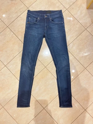 Tiger of Sweden jeans - Säljer tiger of Sweden jeans i bra skick!  Size 📏: W30 L32  Condition ✨: 9/10 som ny  Pris kan diskuteras vid snabbaffär! 🤗  Plagg fraktade inom 24 timmar efter köp! 🚚⏳