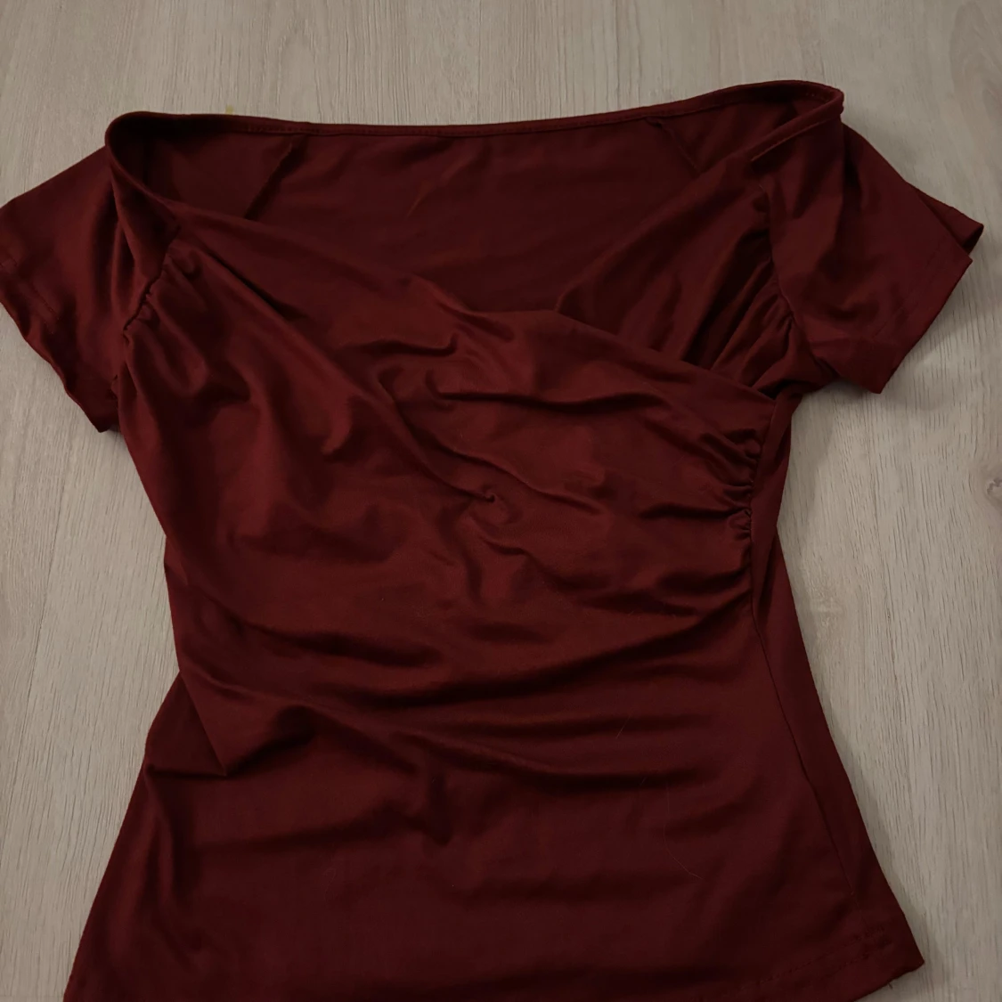 Vinröd omlottopp från Dazy