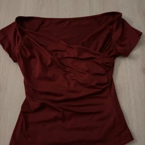 Vinröd omlottopp från Dazy - Omlott röd tröja