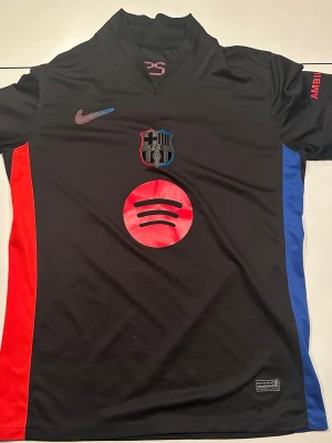 Barcelona CL borta tröja 2024/25, F. De Jong. - Helt ny, bara använd en gång Barcelona tröja från förra säsongen med Frenkie De Jong på ryggen, med Champions league patch på sidan. Tröjan är i storlek S. Kan tänkas sänka priset vid snabb affär! 