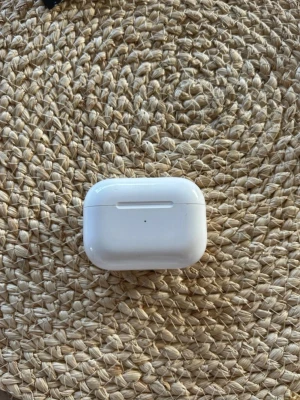 AirPods Pro - Snygga och fullt fungerande Apple AirPods Pro med laddningsetui. Trådlösa hörlurar med aktiv brusreducering och bekväm passform. Laddningsetui med synlig laddningsindikator. Mindre spår av normalt bruk, inga större repor eller skador.