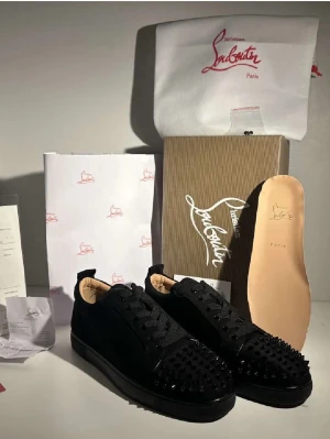 Christian Louboutin  - Säljer ett par svarta sneakers från Christian Louboutin med svarta nitar över tån och sidorna. Skorna har fettttta blodiga sulor🩸🤙, Perfekta för sommar ☀️ Pris kan diskuteras🙌
