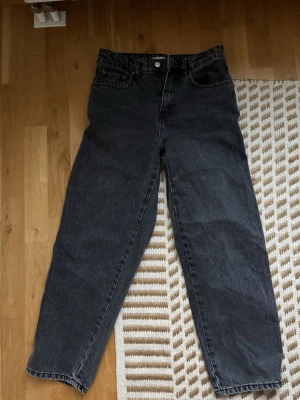 Svarta jeans från Perfect Jeans, strl 36 - Säljer ett par svarta jeans från Perfect Jeans i storlek 36. Jeansen har en rak passform med klassiska fem fickor och bälteshällor. Materialet är jeans och färgen är en tvättad svart nyans. Perfekta till sneakers eller boots.