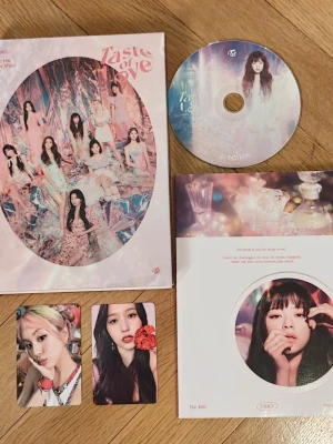 Twice Taste of Love Kpop Album - In Love version!  Kommer med det på bilden, dvs Chaeyoung photocard Mina Photocard Chaeyoung poster från Eyes Wide Open Jeongyeon Coaster Jeongyeon CD Fotobok