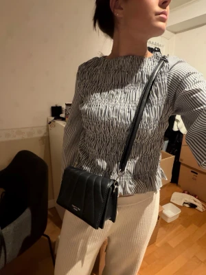 Svart axelväska från Art Street London - Säljer en svart axelväska från Art Street London. Skriv för prisförslag eller frågor.