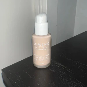 Lumene Foundation - Lumene Invisible Illumination Vegan Collagen Serum in Foundation med SPF30. Färg: 0.5 (se bild 2) Använd fåtal gånger. Nypris: ca 390kr