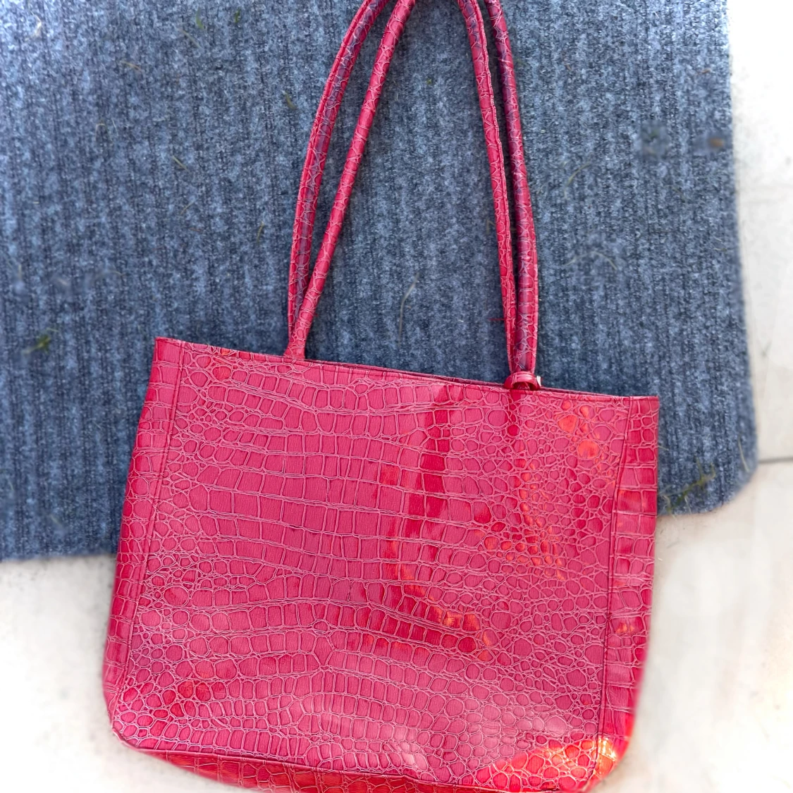 Röd croco-inspirerad axelväska