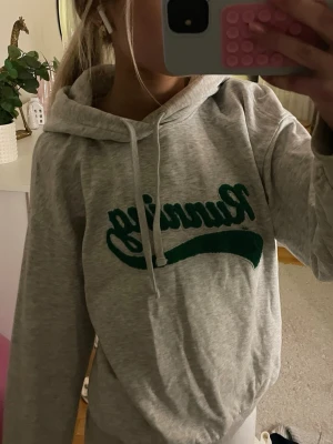 Grå hoodie - Jättesnygg grå hoodie i storlek S💘jättebra skick!! Jättemysig inuti! 