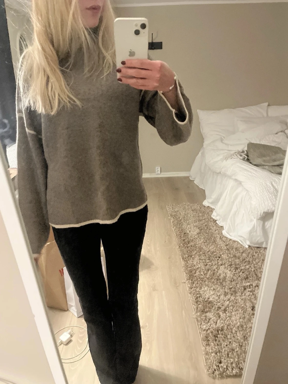 Beige polotröja med vita detaljer - 1