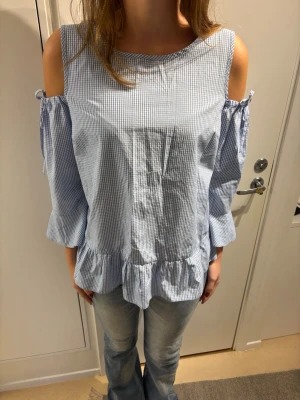 Unik blus - Så söt rutig blus köpt secondhand så märket vet jag ej. Lite stor i bredden på mig som är 175 o vanligtvis xs/s så skulle säga M.