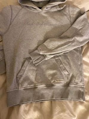 Äldre Peak Performance hoodie - Slitet skick. Storleken säger L men passformen är som en S. 