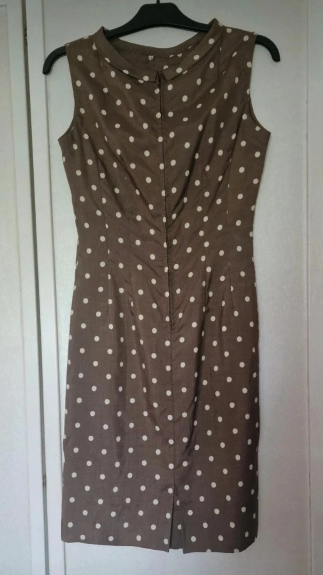 Brun prickig ärmlös klänning - 1