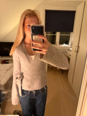 Grå omlottkofta från Gina Tricot - Supermysig grå omlottkofta från Gina Tricot, nästan aldrig använd och är i mycket bra skick!☺️💗