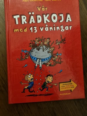 Vår trädkoja med 13 våningar - Följ med Andy och Terry till världens galnaste trädkoja med 13 våningar! Här finns bowlingbana, pool och en marshmallowmaskin. Fullt av knasiga äventyr och roliga illustrationer – perfekt för dig som gillar humor och fantasifulla berättelser. Ca 240 sidor