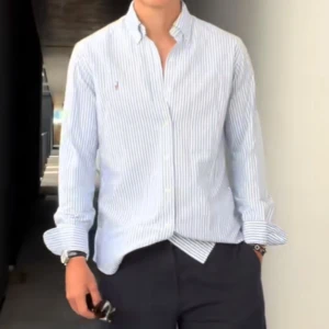 Randig skjorta från Ralph Lauren - Säljer en klassisk blåvit randig skjorta från Ralph Lauren med button down-krage och broderad logga på bröstet. Storlek L men passar även M