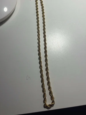 Guld cordell - Ett guldplaterat guld halsband(cordell). Den är 50cm + 5cm går att förlänga. 4mm tjock. Helt ny aldrig använd, fick 2 i present. Guld försvinner inte i duschen går att bada med och färgen försvinner inte ens om man svettas. Pris kan diskuteras.