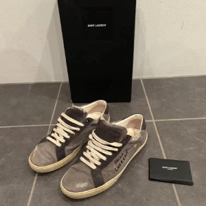 Saint Laurent skor - Säljer ett par gråa saint Laurent skor. Dom är i storlek 41 men passar som 42. Inga defekter, box och dustbag medföljer. Skriv om du har några funderingar.
