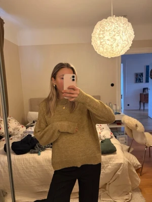 Beige stickad tröja från Vero Moda - Mysig beige stickad tröja från Vero Moda i storlek S. Tröjan har en klassisk rund halsringning, långa ärmar och en loose fit. Perfekt för lager-på-lager och chill dagar. Superenkel att matcha med både jeans och kostymbyxor.