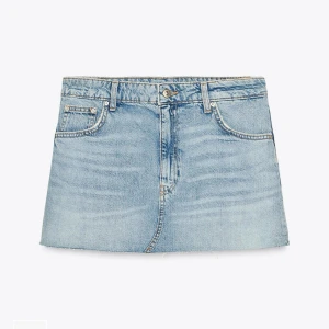 Ljusblå mini jeanskjol, zara - Säljer en ljusblå jeanskjol med klassisk femficksdesign och rå, ofållad kant nedtill. Kjolen har bälteshällor, knapp och dragkedja framtill samt två stora bakfickor. Perfekt för dig som gillar en enkel och avslappnad denimstil.