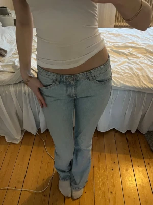 Jeans - Jättefina ljusblå, bootcut, lågmidjade jeans från Zara!