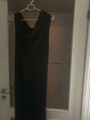 Svart offshoulder långklänning - Säljer en svart långklänning som är offshoulder! Jätte fin , oklart var den är ifrån dock.