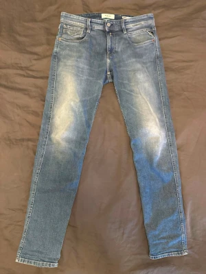 Replay 573 jeans ljusblå straight - Ljusblå jeans från Replay, modell 573, med klassisk femficksdesign och raka ben. Jeansen har Replay-logga på bakfickan och läderpatch i midjan. Materialet är mjukt denim med snygga slitningar och kontrastsömmar.  (HELT NYA) använda en gång. Köpta på MQ har jag för mig men dom var inte riktigt min stil, bara att skicka för fler bilder eller frågor!😁