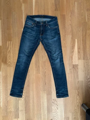 Nudie Jeans - Snygga mörkblå jeans från Nudie Jeans i modellen tight terry/ slim fit. Storlek 29/30