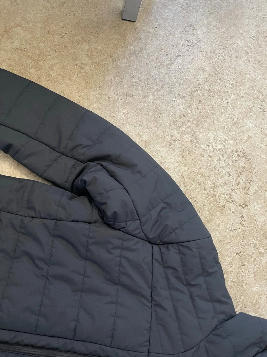 Svart pufferjacka från Peak Performance - 2