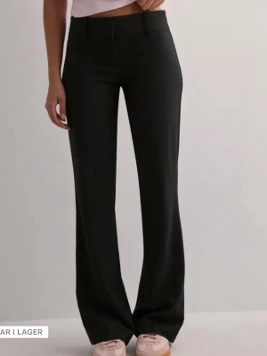 Lowwaist kostymbyxor  - Modellen ”super low waist flare suit pant” från Nelly. Säljes då dom inte kommer till användning längre💗 nypris: 400kr