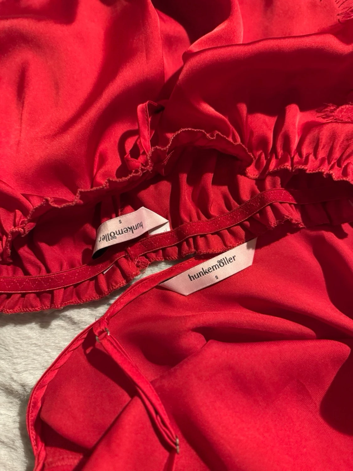 Rött set i satin med spetsdetaljer från Hunkemöller  - 5