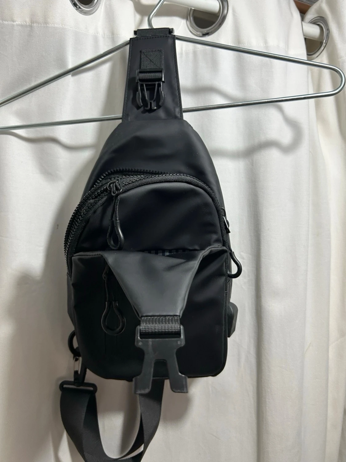 Svart crossbody axelväska i syntet - 3