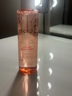 HICKAP Clarifying Toner 100ml - Fräsch och klar toner från HICKAP i en genomskinlig plastflaska med rosa toner. Passar blandad och oljig hud. Perfekt för att rengöra och balansera huden innan smink. Flaskan har en vit skruvkork och rymmer 100 ml. Fick den i hickaps kalender 2025
