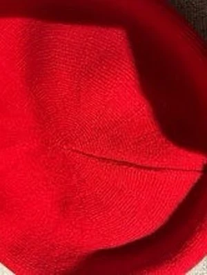 Stickad basker  - Aldrig använt stickad röd basker i blandat material ! Mjuk och följsam . Slutsåld.   Storlek 52-60 Kan skickas gratis !