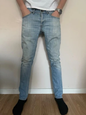  Dondup George - Ett par riktigt schyssta Dondup George jeans!  och stl |33| de sitter jättebra på benen och passar jättebra! Modellen är 184cm. Pris 849 och nypris ligger upp mot 3000kr så passa på!🤩🤩