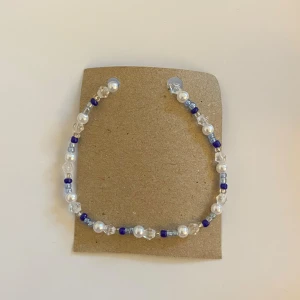 Handgjort armband  - Handgjort armband med en silverfärgad förlängningskedja och karbinhake 💕