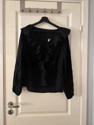 Blus lager 157 - Svart blus från lager 157. Aldrig använd, prislappen finns kvar (sista bilden). Storlek XS