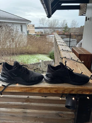 Nike Air Max 270 svarta sneakers 44 - Svarta Nike Air Max 270. Skorna har skador på båda skorna och punkterade därav de billiga priset. Skorna är också i storlek 44. 