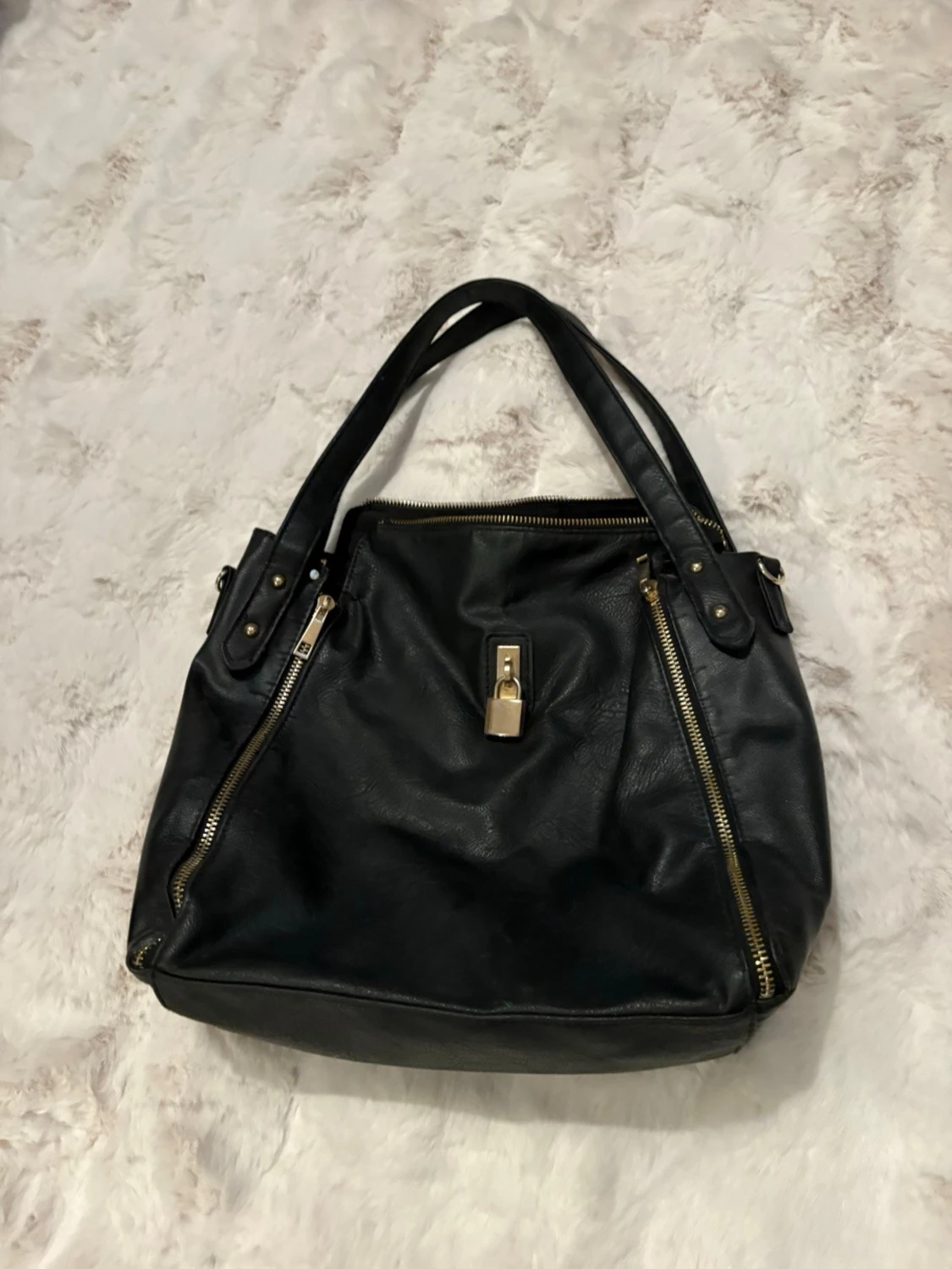 Svart axelväska med gulddetaljer