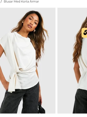 fin topp med knytning - säljer en fin topp i nytt skick. fick den i svart och vit i julklapp och säljer för den inte satt bra på mig. säljer min vita och svarta så om du är intresserad hör av vilken färg du vill ha. 1 för 450kr och båda för 700kr. prislapparna är kvar. 