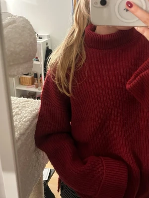 Vinröd stickad tröja & Other Stories - Vinröd stickad tröja från & Other Stories Oversized fit 