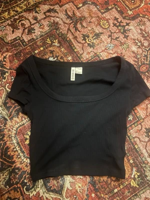 Mörkblå topp  - Använd fåtal gånger