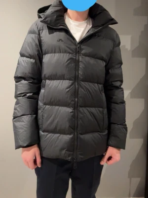 Svart j.Lindeberg vinterjacka - I mycket gott skick utan märkbara defekter! Storlek L. Han på bild är 185cm, 75kg! Pris kan diskuteras vid snabb affär!